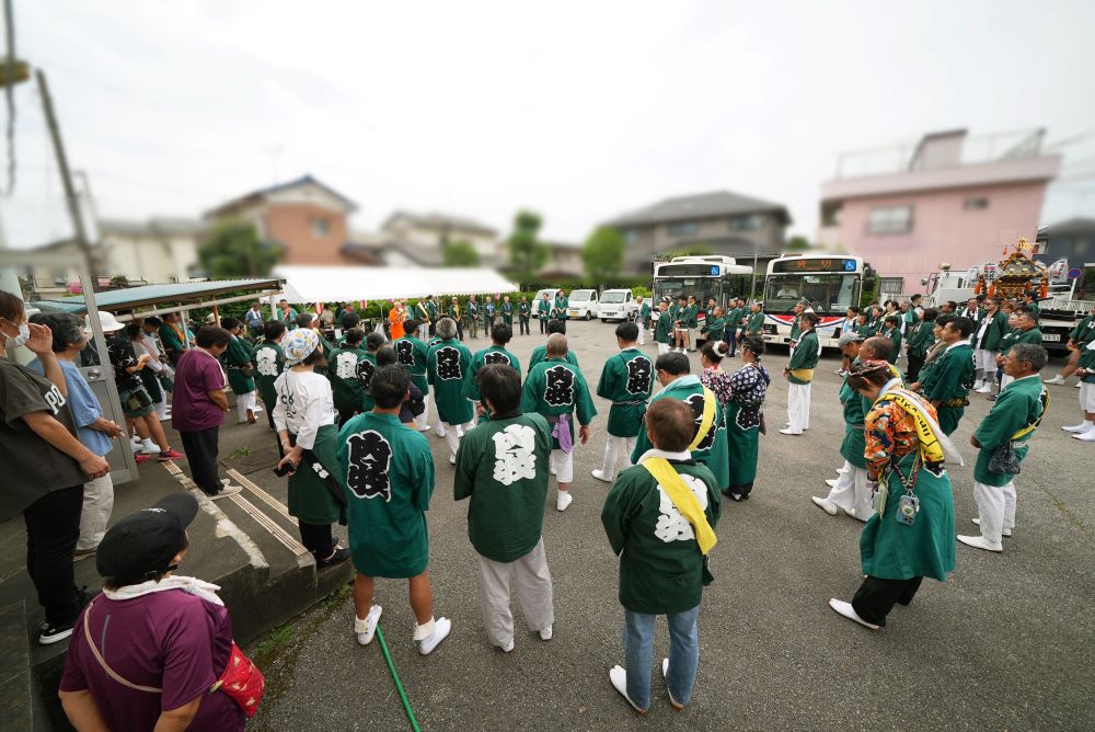 内牧地区の神輿出発前