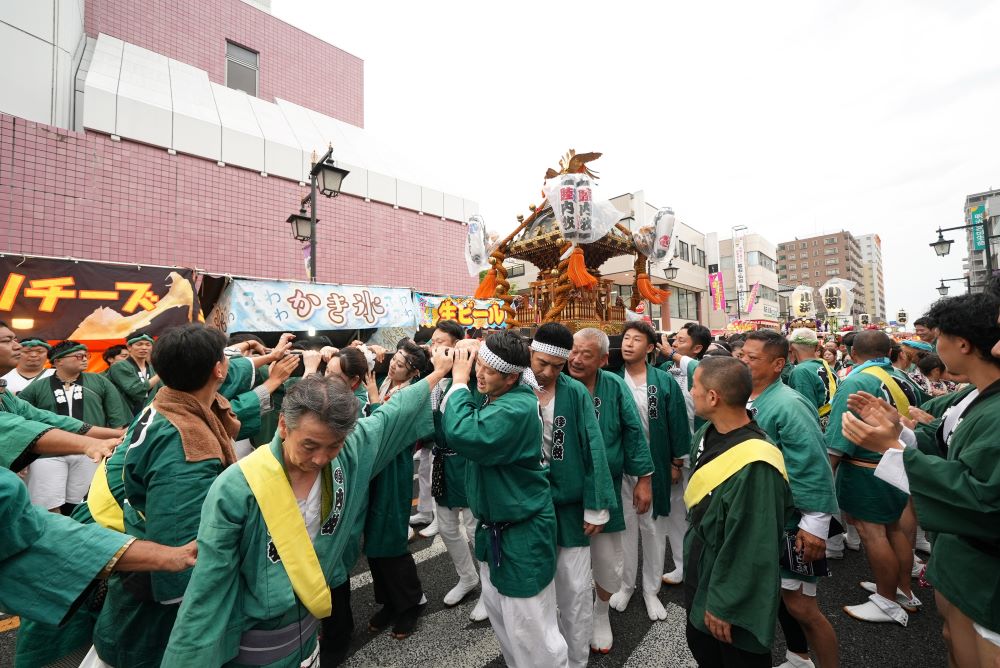 匠大塚前の春日部神輿パレードの様子