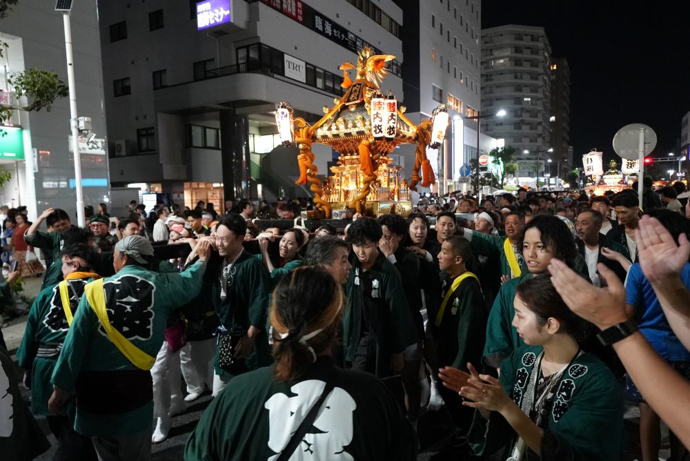 灯りが付いた神輿