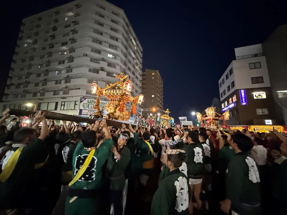 神輿を持ち上げる様子