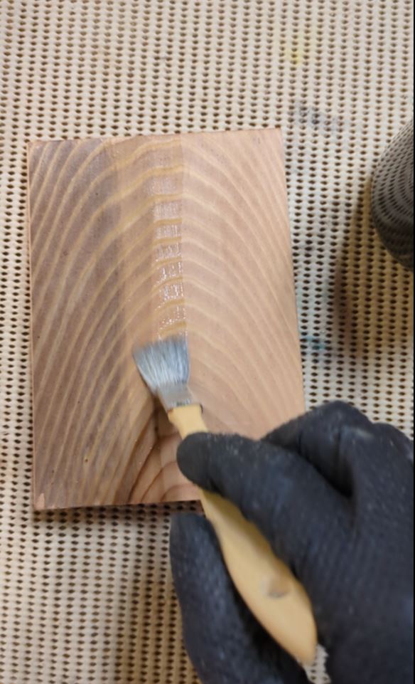 鉄媒染を塗る様子