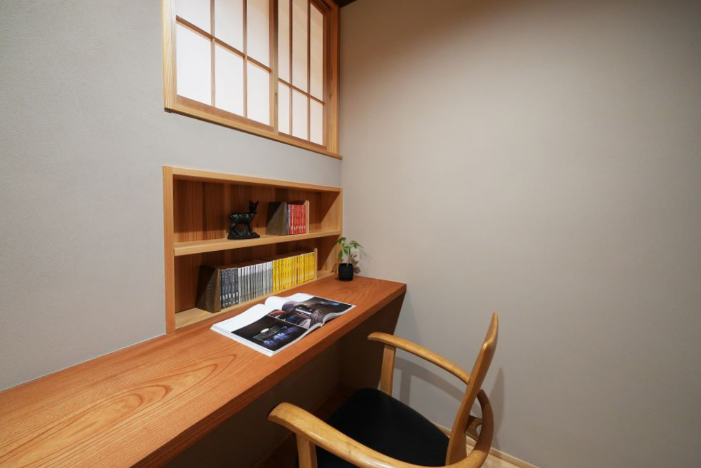 春日部市展示場寝室のインテリア、ブックスタンド
