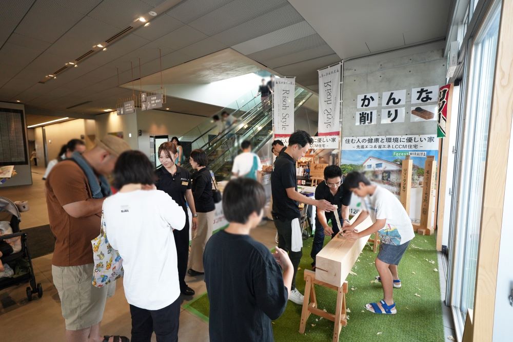 春日部市役所イベントかんな削り体験の様子
