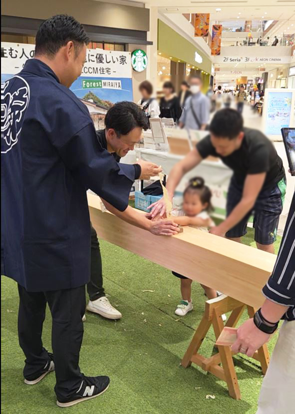 かんな削り体験は小さなお子様も参加できます