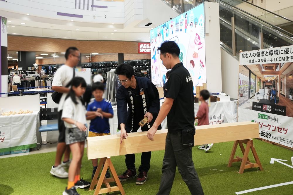 大工がサポートするかんな削り体験