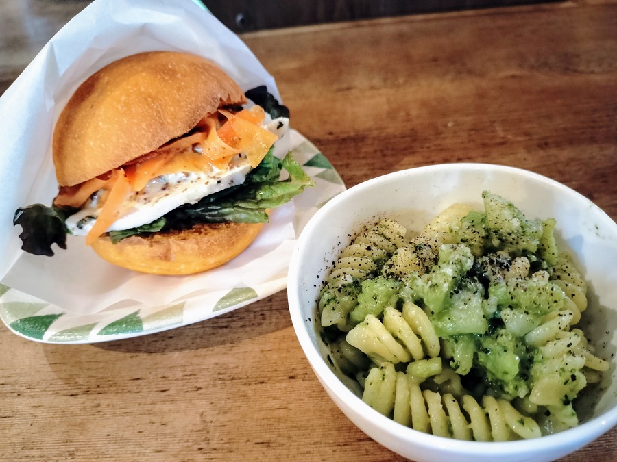 チキントマトバーガーとブロッコリーのショートパスタ
