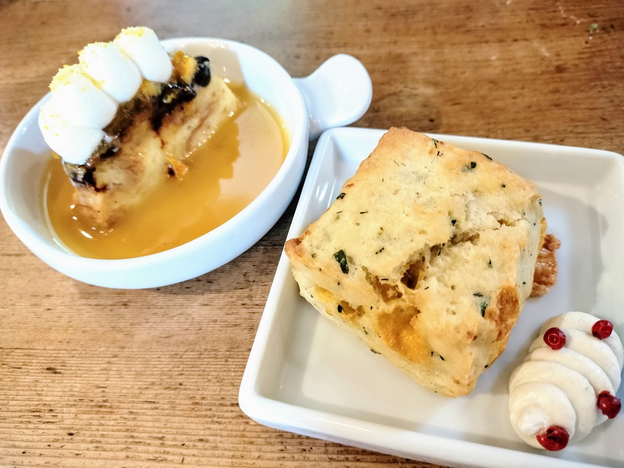 クロワッサンプディングとチーズスコーン
