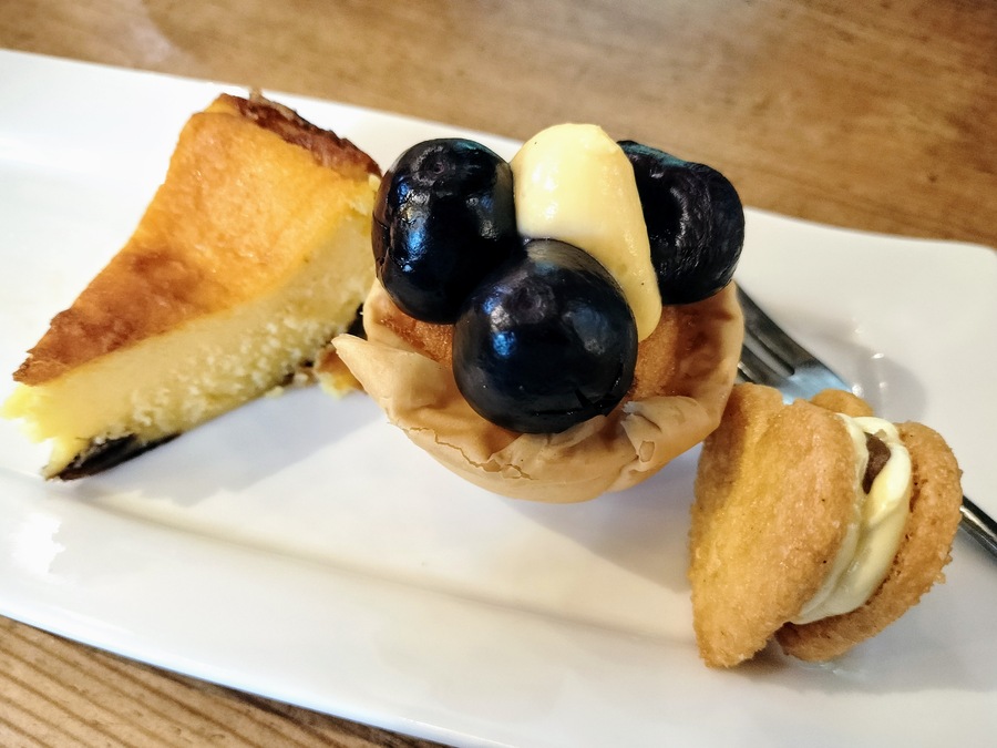 チーズケーキ、ダークチェリータルト、レーズンサンド